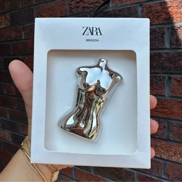 ZARA BUST SILVER BROOCH - Picture 3 of 10